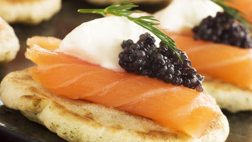 Blinis de salmón ahumado con irresistible crema de café